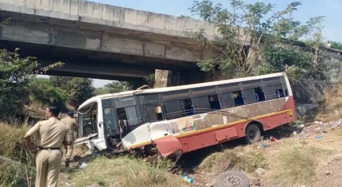 तांदुळवाडी येथे पुलावरून एसटी बस कोसळली, ३५ जण जखमी