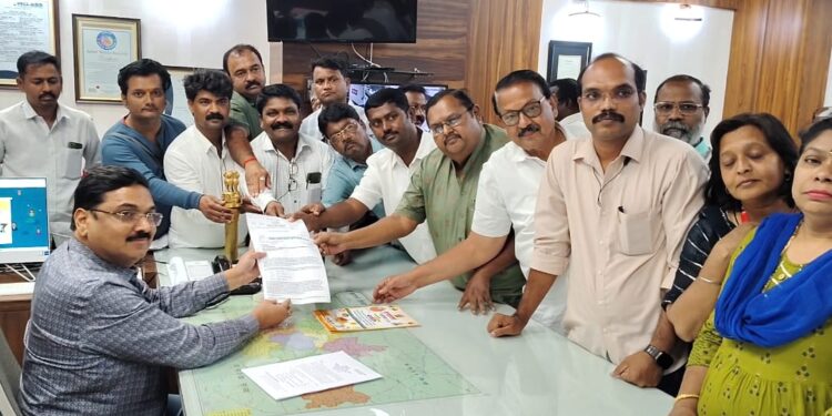 पत्रकारांवर हल्ले करणाऱ्यांना कडक शासन करा, जिल्ह्यातील पत्रकारांची प्रशासनाकडे मागणी