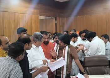 ठाण मांडून बसलेल्या निष्क्रिय अधिकार्‍यांच्या बदल्या करणार – पालकमंत्री चंद्रकांत पाटील