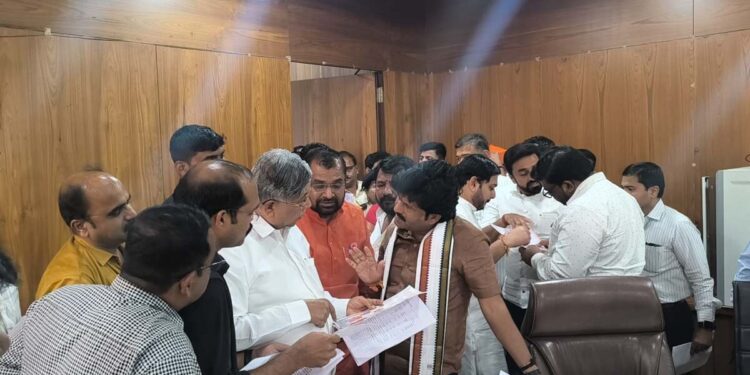 ठाण मांडून बसलेल्या निष्क्रिय अधिकार्‍यांच्या बदल्या करणार – पालकमंत्री चंद्रकांत पाटील