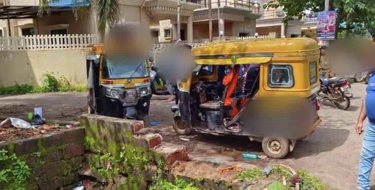 सांगली ब्रेकिंग | कोर्टाच्या दारात रिक्षावाल्यांची हाणामारी..? बघून घेतोची भाषा करीत निघून गेले..!