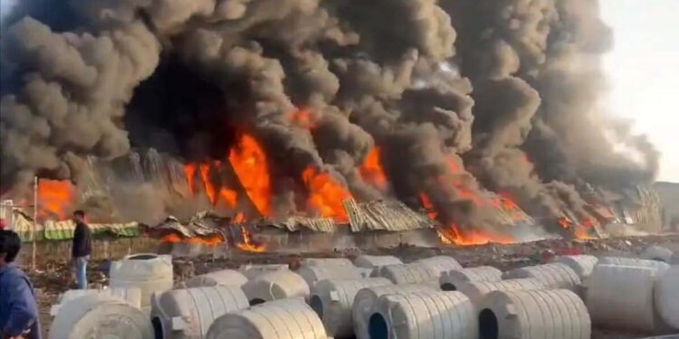 सांगली ब्रेकिंग | कारखान्याच्या गोडावूनला भीषण आग, कोठ्यावधीचे नुकसान..