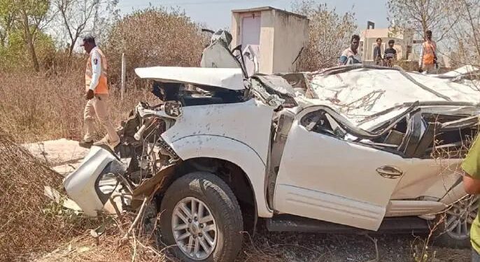 ब्रेकिंग | भरधाव कारवरील ताबा सुटला, चालक जागीच ठार; कारचा चक्काचूर