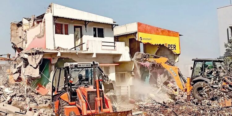 मिरज ब्रेकिंग | पक्की घरे पोलीस बंदोबस्तात जमीनदोस्त, नऊ घरांचे अतिक्रमण हटवले.!