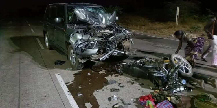 मिरज ब्रेकींग | मोटारीने ठोकरल्याने एक वर्षाच्या मुलासह दुचाकीवरील पती-पत्नी ठार, ऊसतोड मजूर गावी जाताना अपघात