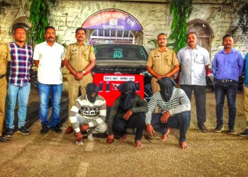 मिरज ब्रेकिंग | आलिशान कारमधून आले, गाडीत गावठी पिस्तूल, तीन काडतूसं; पोलिसांनी डाव उधळला : दोन अट्टल गुन्हेगारासंह तिघांना अटक..!