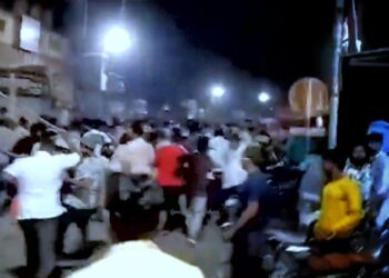 ब्रेकिंग | मिरजेत ‘या’ कारणावरून जोरदार राडा, दोन गटात तुफान हाणामारी : पोलिसांचा सौम्य लाठीमार..!