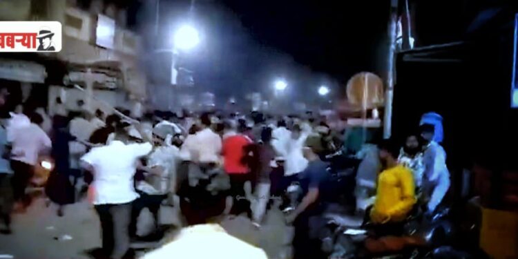 ब्रेकिंग | मिरजेत ‘या’ कारणावरून जोरदार राडा, दोन गटात तुफान हाणामारी : पोलिसांचा सौम्य लाठीमार..!