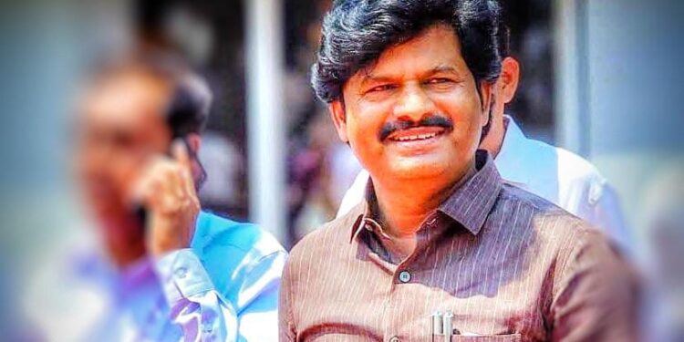 मोठी ब्रेकिंग | गोपीचंद पडळकरांनी देवस्थानची ३४ एकर जमीन लाटली; कागदपत्रे दाखवत खाडेंचा गंभीर आरोप..!