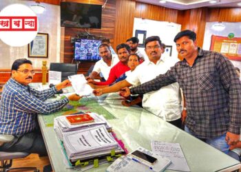 दलित महिलेला न्याय मिळवून देण्यासाठी डीपीआयचे जिल्हाधिकारी कार्यालयासमोर आमरण उपोषण