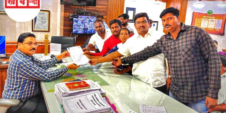 दलित महिलेला न्याय मिळवून देण्यासाठी डीपीआयचे जिल्हाधिकारी कार्यालयासमोर आमरण उपोषण