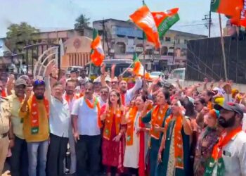 मोठी ब्रेकिंग | इस्लामपूरमध्ये भाजप कार्यकर्ते व पोलिसांमध्ये झटापट; महिला कार्यकर्त्यांकडून अंगावर डिझेल ओतून आत्मदहनाचा प्रयत्न