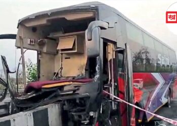 ट्रॅव्हल्स दुभाजकावर धडकल्याने अपघात; चालकाला डुलकी, क्लिनरसह ३५ प्रवासी जखमी, हिवरी गावातील घटना