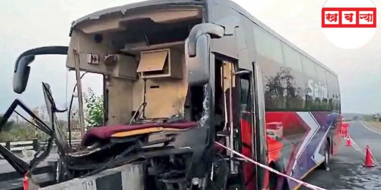 ट्रॅव्हल्स दुभाजकावर धडकल्याने अपघात; चालकाला डुलकी, क्लिनरसह ३५ प्रवासी जखमी, हिवरी गावातील घटना