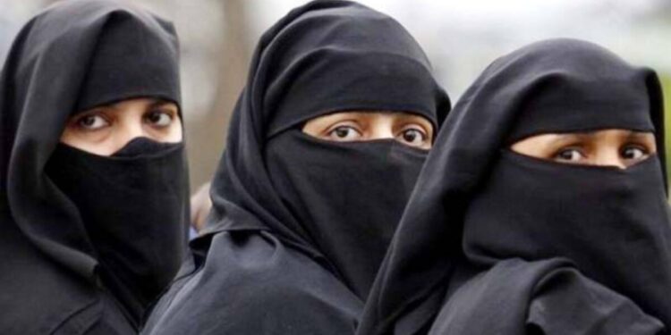 मिरजेत बुरखाधारी महिलांकडून चार लाखांचे दागिने लंपास, पोलिसांत गुन्हा दाखल..!