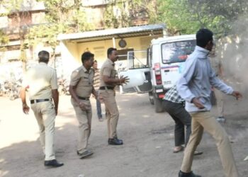 मोठी ब्रेकिंग | बायकोच्या कृत्यामुळे स्वतःला पेटवून घेत ‘तो’ पोलीस ठाण्यात धावत आला, म्हणाला… वाचवा वाचवा 