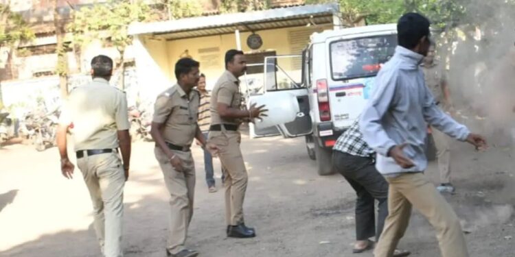 मोठी ब्रेकिंग | बायकोच्या कृत्यामुळे स्वतःला पेटवून घेत ‘तो’ पोलीस ठाण्यात धावत आला, म्हणाला… वाचवा वाचवा 