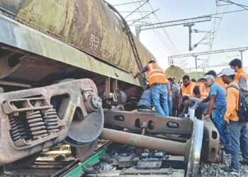 मिरज-पुणे रेल्वेमार्ग चार तास ठप्प..!