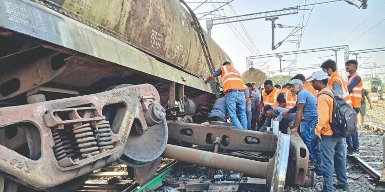 मिरज-पुणे रेल्वेमार्ग चार तास ठप्प..!