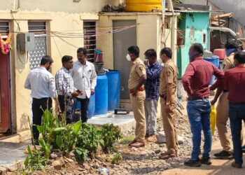 ब्रेकिंग | कवठेमहांकाळ शहरात बंद घरात वासाने अक्षरशः मळमळत होतं, पोलिसांनी दरवाजा उघडताच धक्कादायक माहिती समोर, सर्वत्र खळबळ..!