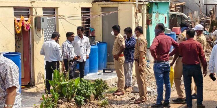 ब्रेकिंग | कवठेमहांकाळ शहरात बंद घरात वासाने अक्षरशः मळमळत होतं, पोलिसांनी दरवाजा उघडताच धक्कादायक माहिती समोर, सर्वत्र खळबळ..!