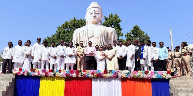 भारतरत्न डॉ. बाबासाहेब आंबेडकर यांना जयंती दिनानिमित्त जिल्हा प्रशासनाकडून अभिवादन