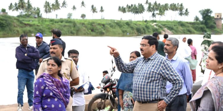 संभाव्य पूरपरिस्थितीच्या अनुषंगाने स्थळ पाहणी, जिल्हाधिकारी अशोक काकडे यांच्यासह अधिकारी उपस्थित, यंत्रणा सज्ज..!