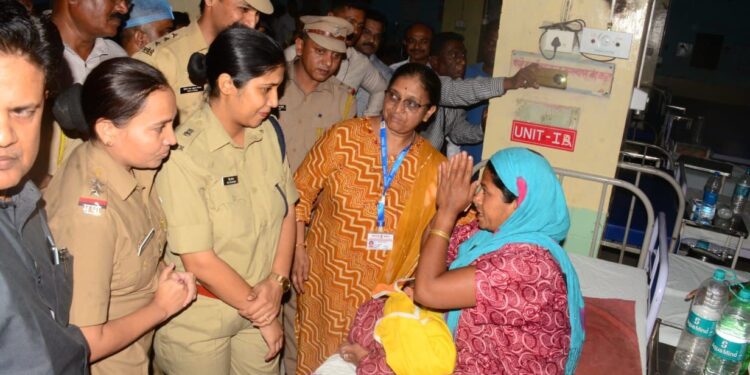 सांगली पोलिसांच्या कर्तबगारीला सलाम..! ३ दिवसांतून बाळाला ‘आईचा स्पर्श’ : अख्खं हॉस्पिटल खुश, पोलिसांच्या डोळ्यात आनंदाश्रू : बाळाच्या आईने ‘खाकी’समोर कोपरापासून हात जोडले..!