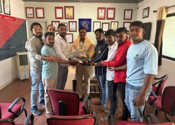 मिरजेत युवासेनेच्या शिवसैनिकांकडून पोलिसांचे कौतुक