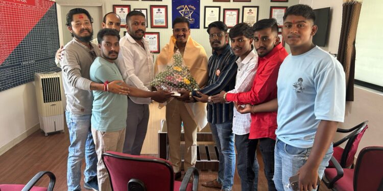 मिरजेत युवासेनेच्या शिवसैनिकांकडून पोलिसांचे कौतुक