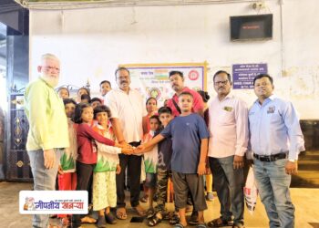 मिरजेहून कराटे चॅम्पियनशीपसाठी नेपाळ येथे निघालेल्या मुलांना उद्योजक विनायकराव यादव यांच्याकडून मदत व शुभेच्छा..!