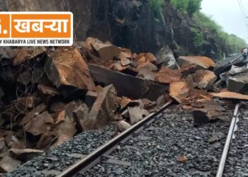 ब्रेकिंग | दरड कोसळून कोकण रेल्वेची वाहतूक विस्कळीत