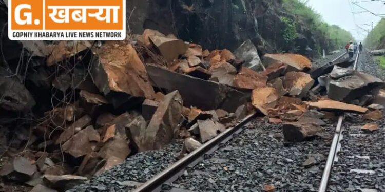 ब्रेकिंग | दरड कोसळून कोकण रेल्वेची वाहतूक विस्कळीत