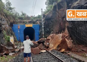 दरड कोसळून खोळंबलेली कोकण रेल्वेची वाहतूक सुरू