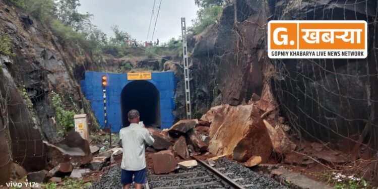 दरड कोसळून खोळंबलेली कोकण रेल्वेची वाहतूक सुरू