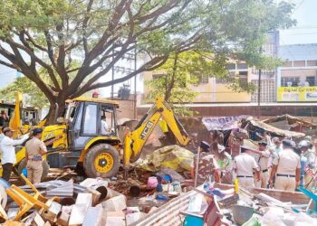 मोठी बातमी | मिरज रेल्वे प्रशासनाची कारवाई, ७० वर्षांची झोपडपट्टी जमीनदोस्त