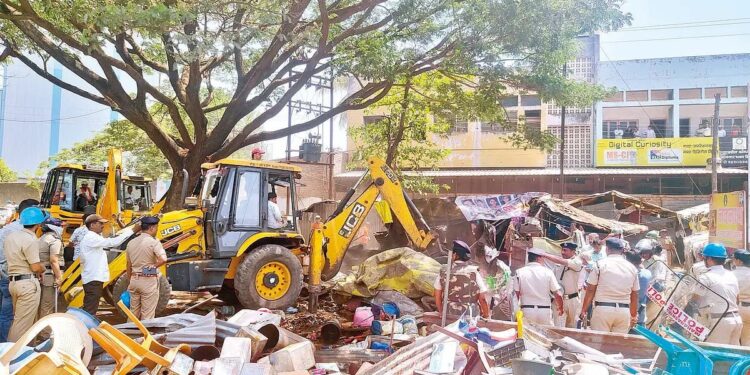 मोठी बातमी | मिरज रेल्वे प्रशासनाची कारवाई, ७० वर्षांची झोपडपट्टी जमीनदोस्त
