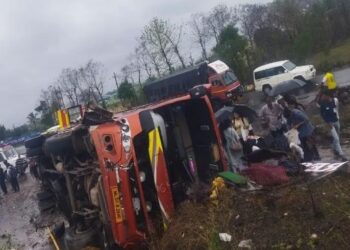 मोठी ब्रेकिंग | पुणे-बंगळुरू महामार्गावर खासगी ट्रॅव्हल्स उलटली, चार प्रवासी जखमी