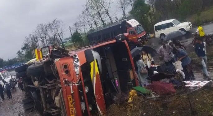 मोठी ब्रेकिंग | पुणे-बंगळुरू महामार्गावर खासगी ट्रॅव्हल्स उलटली, चार प्रवासी जखमी