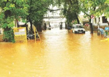 ब्रेकींग | मंत्रालयात पाणी शिरले, कर्मचाऱ्यांची तारांबळ; शासकीय वाहने बुडाली पाण्यात