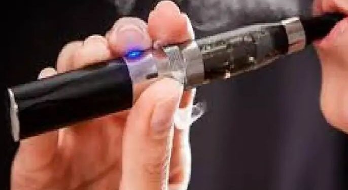 धक्कादायक | कोल्हापुरात विद्यार्थ्याच्या दप्तरात सापडले असे काही, शिक्षणाधिकाऱ्यांनी सांगितल्यानंतर पालकमंत्रीही झाले अवाक..?