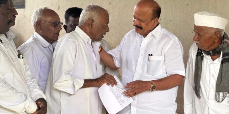 आरगेतील माळी कुटुंबाला आमदार खाडे यांच्या प्रयत्नातून ४ लाख रुपयांची आर्थिक मदत