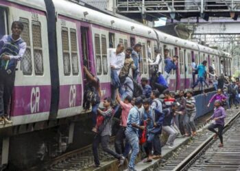 ब्रेकिंग ! मुंबईत दोन फास्ट लोकलचा अपघात, सहा जणांचा मृत्यू