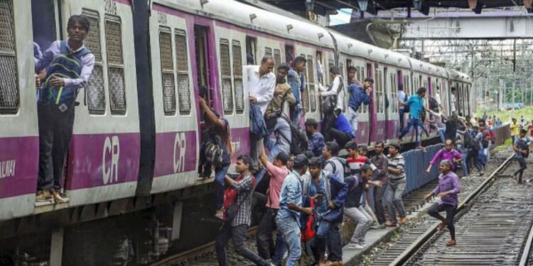 ब्रेकिंग ! मुंबईत दोन फास्ट लोकलचा अपघात, सहा जणांचा मृत्यू