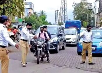 चौक सोडून घोळक्याने कारवाई; वाहतूक शाखेतील तीन पोलीस निलंबित