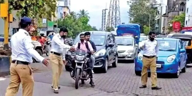 चौक सोडून घोळक्याने कारवाई; वाहतूक शाखेतील तीन पोलीस निलंबित