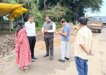 जिल्हाधिकाऱ्यांकडून सांगली ते अंकली रस्त्याची पाहणी, सार्वजनिक बांधकाम विभागाच्या क्रांतीकुमार मिरजकरांची कान टोचणी.?