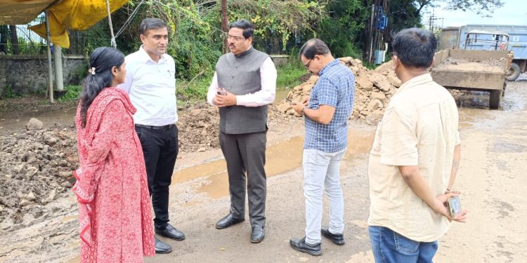 जिल्हाधिकाऱ्यांकडून सांगली ते अंकली रस्त्याची पाहणी, सार्वजनिक बांधकाम विभागाच्या क्रांतीकुमार मिरजकरांची कान टोचणी.?