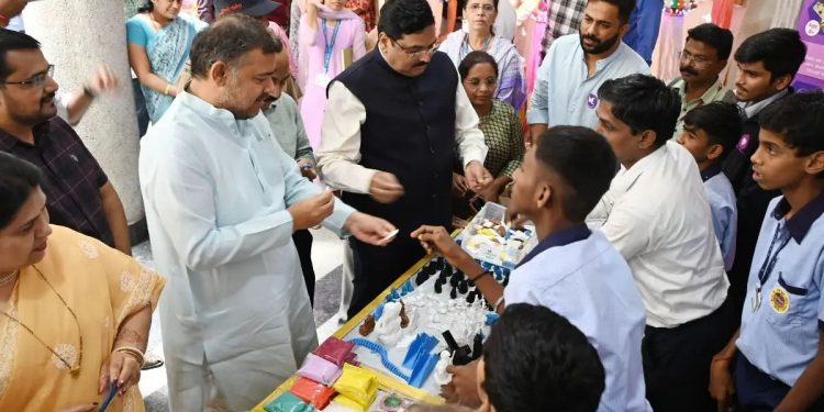 सांगली | दिव्यांग बांधवांनी केलेल्या वस्तूंची हातोहात विक्री; चार तासांत लाखांचा व्यवसाय, चेहरे खुलले.!