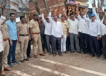 तिसंगीत शक्तिपीठ महामार्गाची मोजणी रोखली; पुन्हा आला तर हातात दगडे दिसतील: बाधीत शेतकऱ्यांचा इशारा